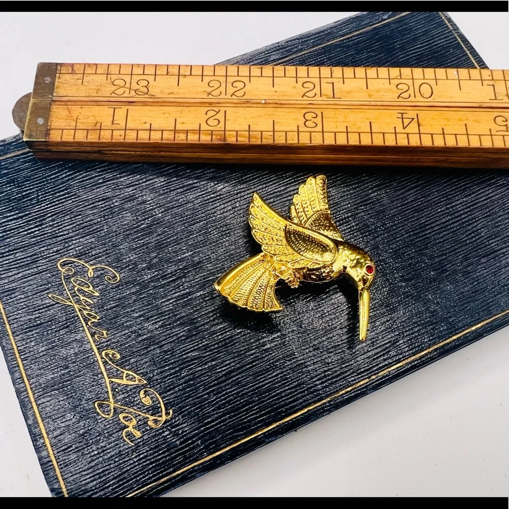 Vintage gold tone hummingbird brooch pin rhinestone eye